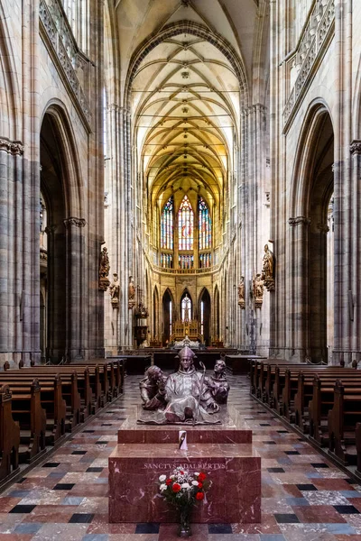 Görkemli katedral iç mimarisi — Stok fotoğraf