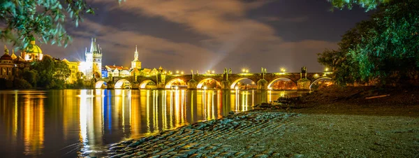 Puente de Carlos de noche —  Fotos de Stock