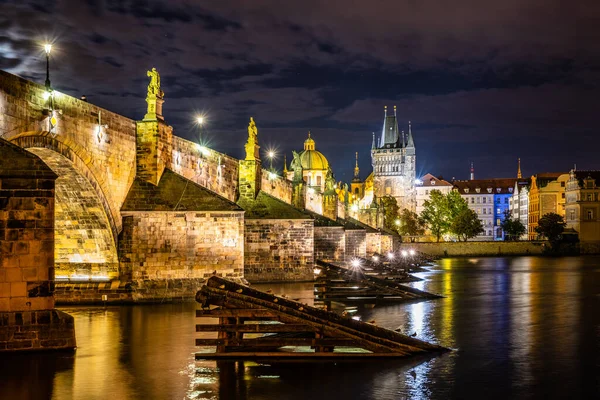 Charles Bridge bij nacht — Stockfoto