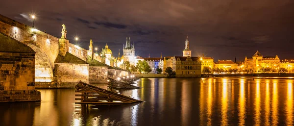 Charles Bridge bij nacht — Stockfoto