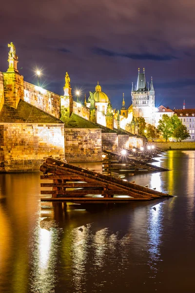 Charles Bridge bij nacht — Stockfoto