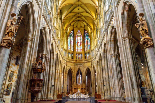 Majestueux intérieur cathédrale — Photo