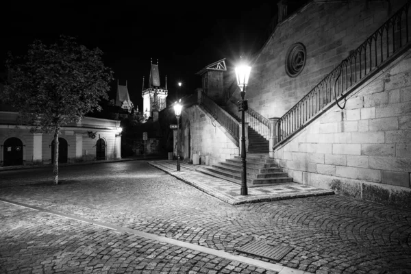 Escadaria histórica na Ponte Charles à noite — Fotografia de Stock