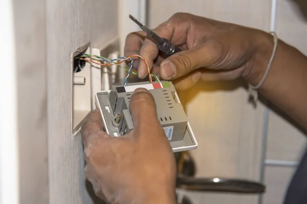 Techniker Installiert Energieeinsparung Raum Strom Sparen — Stockfoto