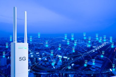 Akıllı telefon, kablosuz teknoloji 4.0 bağlantısı hakkında kavram internet erişimi için şehirde kamu Wifi sıcak noktaya Bağlanma. El ele tutuşan akıllı telefonu kapatın.