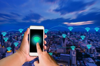 Akıllı telefon, kablosuz teknoloji 4.0 bağlantısı hakkında kavram internet erişimi için şehirde kamu Wifi sıcak noktaya Bağlanma. El ele tutuşan akıllı telefonu kapatın.