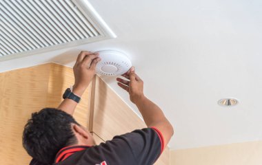 Teknisyen Akülü pil matkap ile otelde Tavan Hoparlörü kuruyor