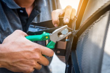 Teknisyenler çanak kurulumu.