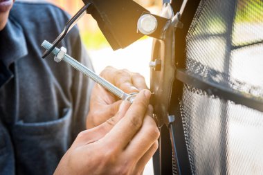 Teknisyenler çanak kurulumu