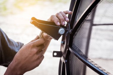 Teknisyenler çanak kurulumu