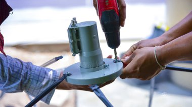 Teknisyenler çanak kurulumu