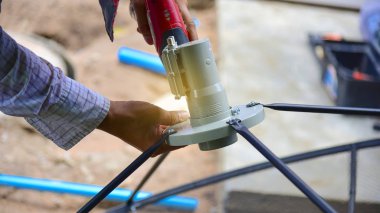 Teknisyenler çanak kurulumu