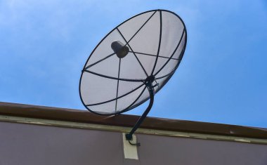 Teknisyenler çanak kurulumu