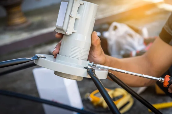 Técnicos Estão Instalando Antenas Parabólicas — Fotografia de Stock