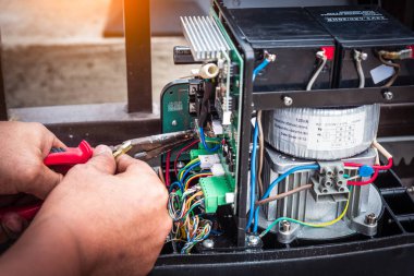 Ev güvenlik sistemi için motorlu otomatik kapının montajı ve test edilmesi.