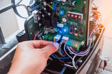 Ev güvenlik sistemi için motorlu otomatik kapının montajı ve test edilmesi.