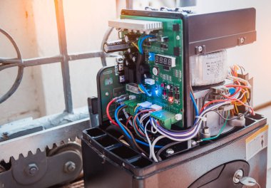 Ev güvenlik sistemi için motorlu otomatik kapının montajı ve test edilmesi.