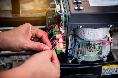 Ev güvenlik sistemi için motorlu otomatik kapının montajı ve test edilmesi.