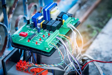 Ev güvenlik sistemi için motorlu otomatik kapının montajı ve test edilmesi.