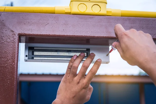 Tekniker Installera Magnetsystem Dörren För Kontroll Säkerhetssystem — Stockfoto