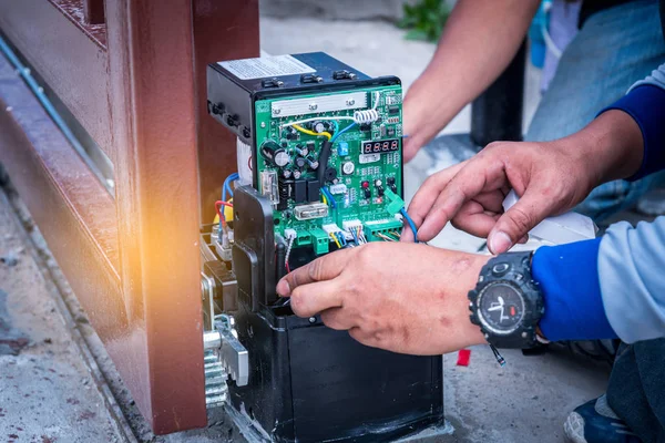 Portão Automático Motor Montagem Teste Técnico Para Sistema Segurança Home — Fotografia de Stock