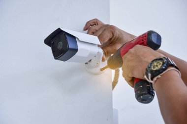 Teknisyen kurulum kablosuz Cctv kızılötesi kamera teknolojisi 4.0 güvenlik alanı için.