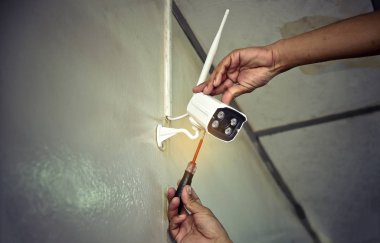 Teknisyen kurulum kablosuz Cctv kızılötesi kamera teknolojisi 4.0 güvenlik alanı için.