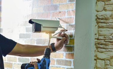 Teknisyen kurulum kablosuz Cctv kızılötesi kamera teknolojisi 4.0 güvenlik alanı için.