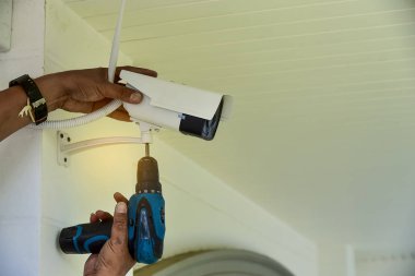 Teknisyen kurulum kablosuz Cctv kızılötesi kamera teknolojisi 4.0 güvenlik alanı için.