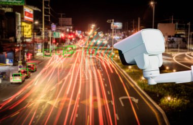 Teknisyen su veya yağmurdan cctv koruma için su geçirmez beyaz plastik kutu ile el tornavida ile kablosuz Cctv güvenlik kamerası yükleme.