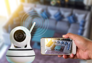 Teknisyen su veya yağmurdan cctv koruma için su geçirmez beyaz plastik kutu ile el tornavida ile kablosuz Cctv güvenlik kamerası yükleme.