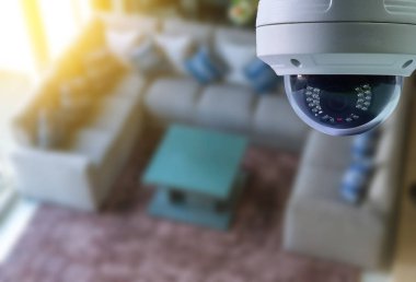 Teknisyen su veya yağmurdan cctv koruma için su geçirmez beyaz plastik kutu ile el tornavida ile kablosuz Cctv güvenlik kamerası yükleme.
