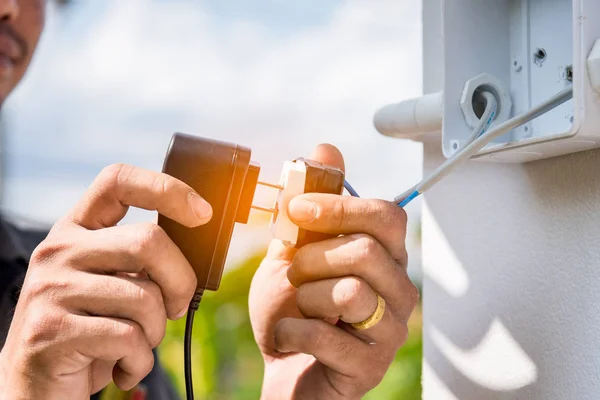 Técnico Instalando Câmera Segurança Sem Fio Cctv Com Chave Fenda — Fotografia de Stock