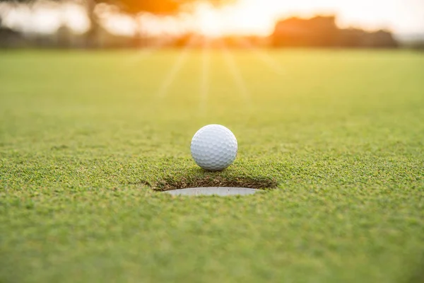 高尔夫球在洞附近绿草上 — 图库照片