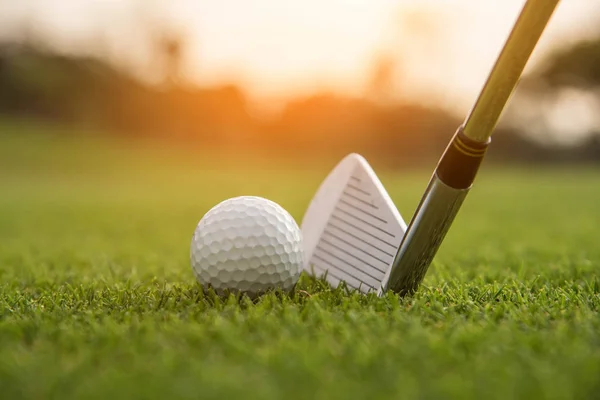 Golfball Setzen Auf Grünem Gras Der Nähe Von Loch Golf — Stockfoto