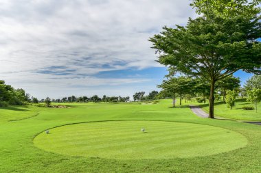 Golf sahasında yeşil çim ve kum banker güzel yeşil görünümü