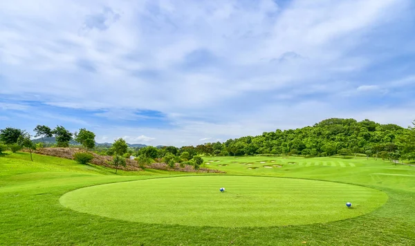 Bela Vista Verde Grama Verde Banqueiro Areia Campo Golfe — Fotografia de Stock