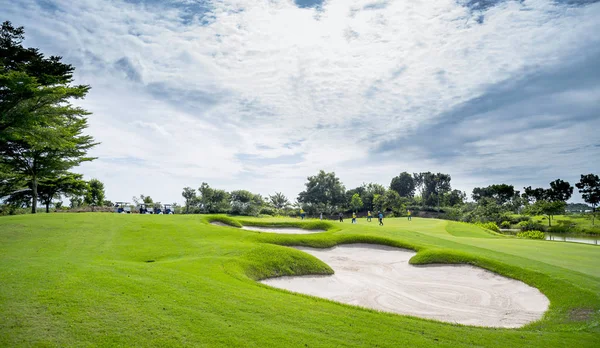 高尔夫球场上绿草和沙银行家的美丽绿色景观 — 图库照片