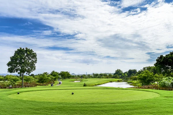 ゴルフコースの緑の草と砂のバンカーの美しい緑の景色 — ストック写真