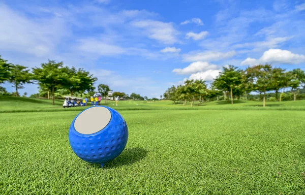 Golfball Auf Grünem Gras Beim Golf — Stockfoto