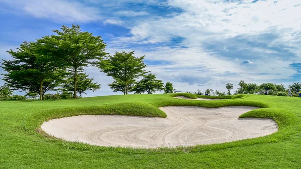 Krásný Zelený Pohled Zelenou Trávu Písečné Bankéře Golfovém Hřišti — Stock fotografie