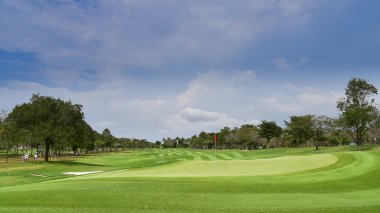 Golf sahasında yeşil çim ve kum banker güzel yeşil görünümü