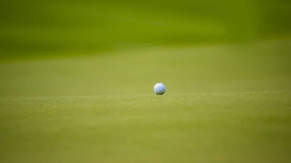 Golfový Míč Zelené Trávě Blízko Díry Golf — Stock fotografie