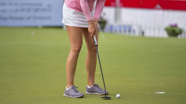 Golfer Schlägt Golfball Mit Golfschläger — Stockfoto