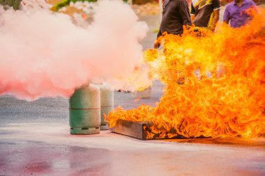 Güvenli elbise, kask ve yangın musluğu gazıyla nefes alma cihazı takan bir itfaiyeci güvenlik için yangın eğitiminde gelişiyor..