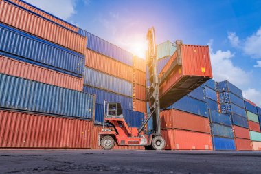 Konteynırların lojistik ve taşımacılığı, yük taşımacılığı, forklift işi lojistik ithalat ve ihracat taşımacılığı ile yüklenir..