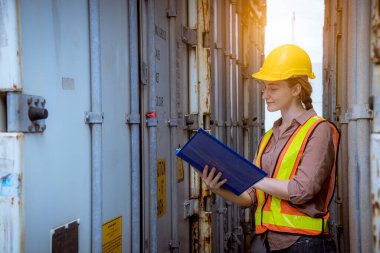 Liman işçisi, liman konteynırı nakliye deposu dokümanı hakkında tartışıyordu. Güvenlik üniforması giyiyorlardı..