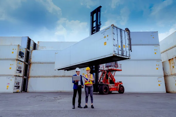 Ein Manager Und Hafenarbeiter Gespräch Über Dock Container Shipping Lagerhaus — Stockfoto