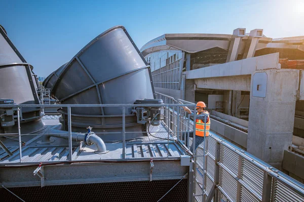 Ingénieur Sous Contrôle Climatiseur Tour Refroidissement Industrie Est Refroidisseur Air — Photo