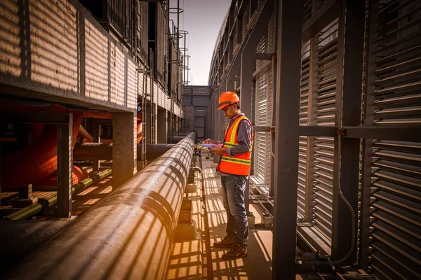 Ein Ingenieur Unter Kontrolle Der Industrie Kühlturm Klimaanlage Ist Wasser — Stockfoto